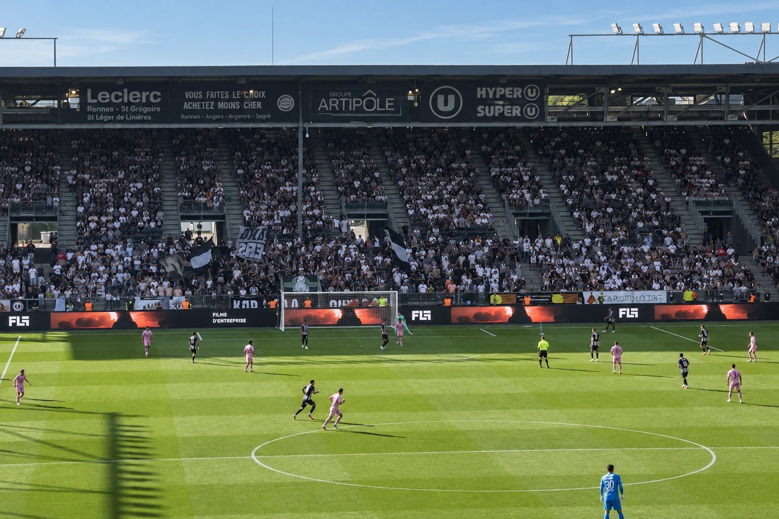 Studio FLF sur les panneaux du stade Raymond-Kopa, Angers SCO contre le Stade Rennais