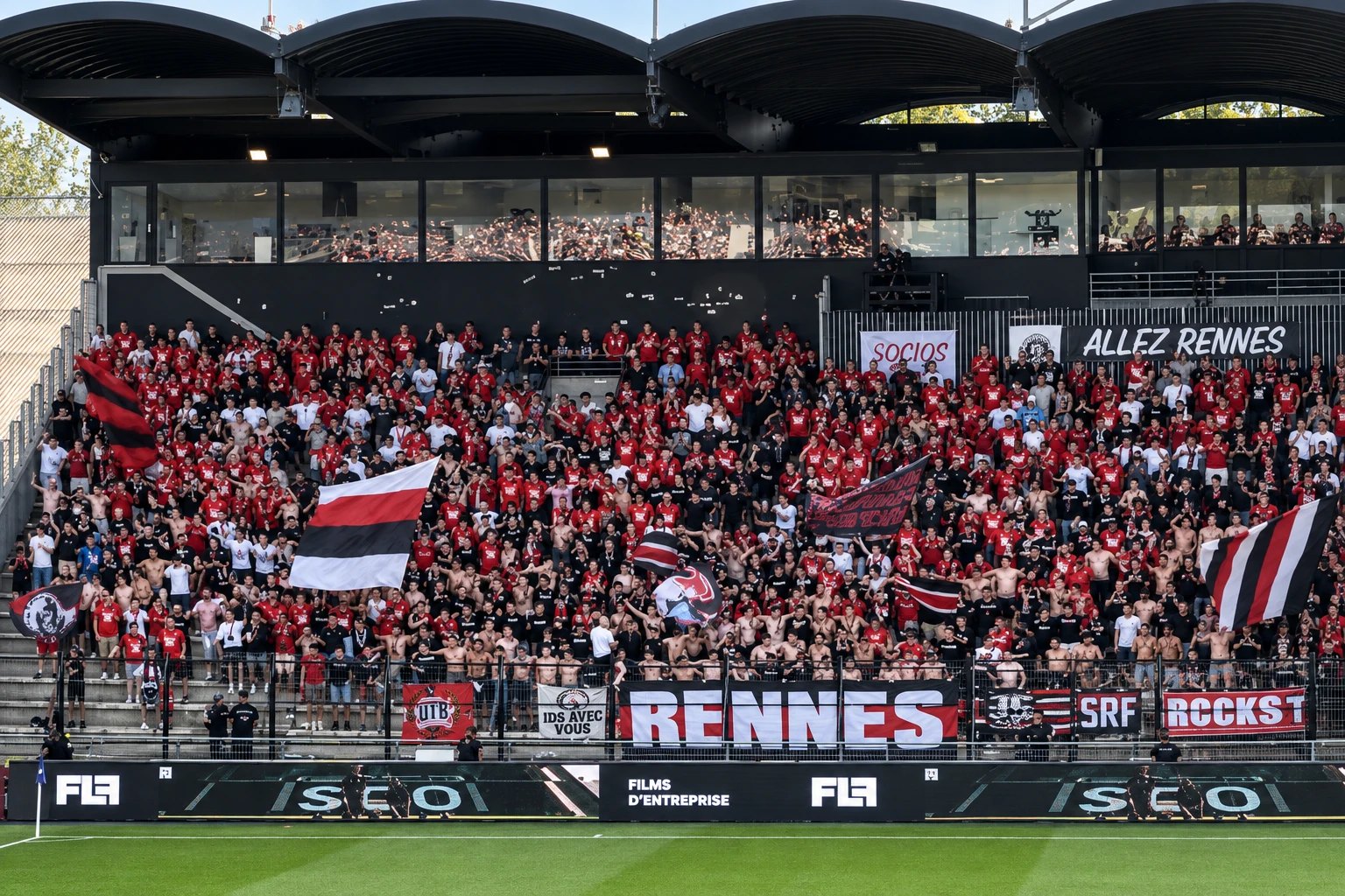 Les panneaux Studio FLF devant la tribune du Stade Rennais à Raymond-Kopa