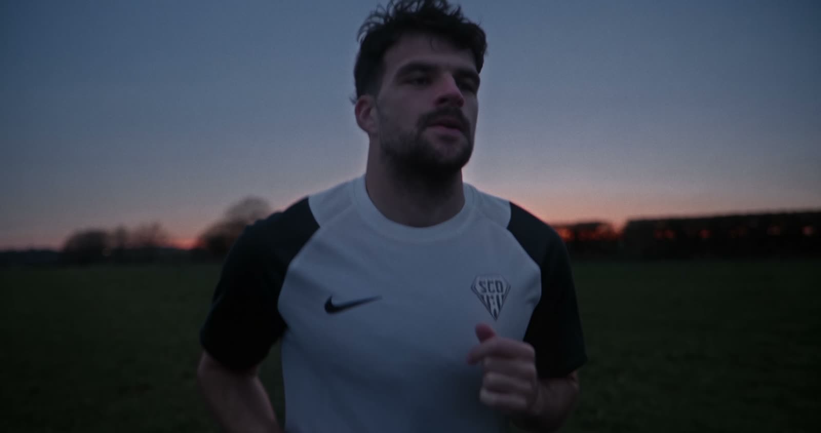 Le joueur à l'effort, à la tombée de la nuit, dans le film Le Souffle des Lys