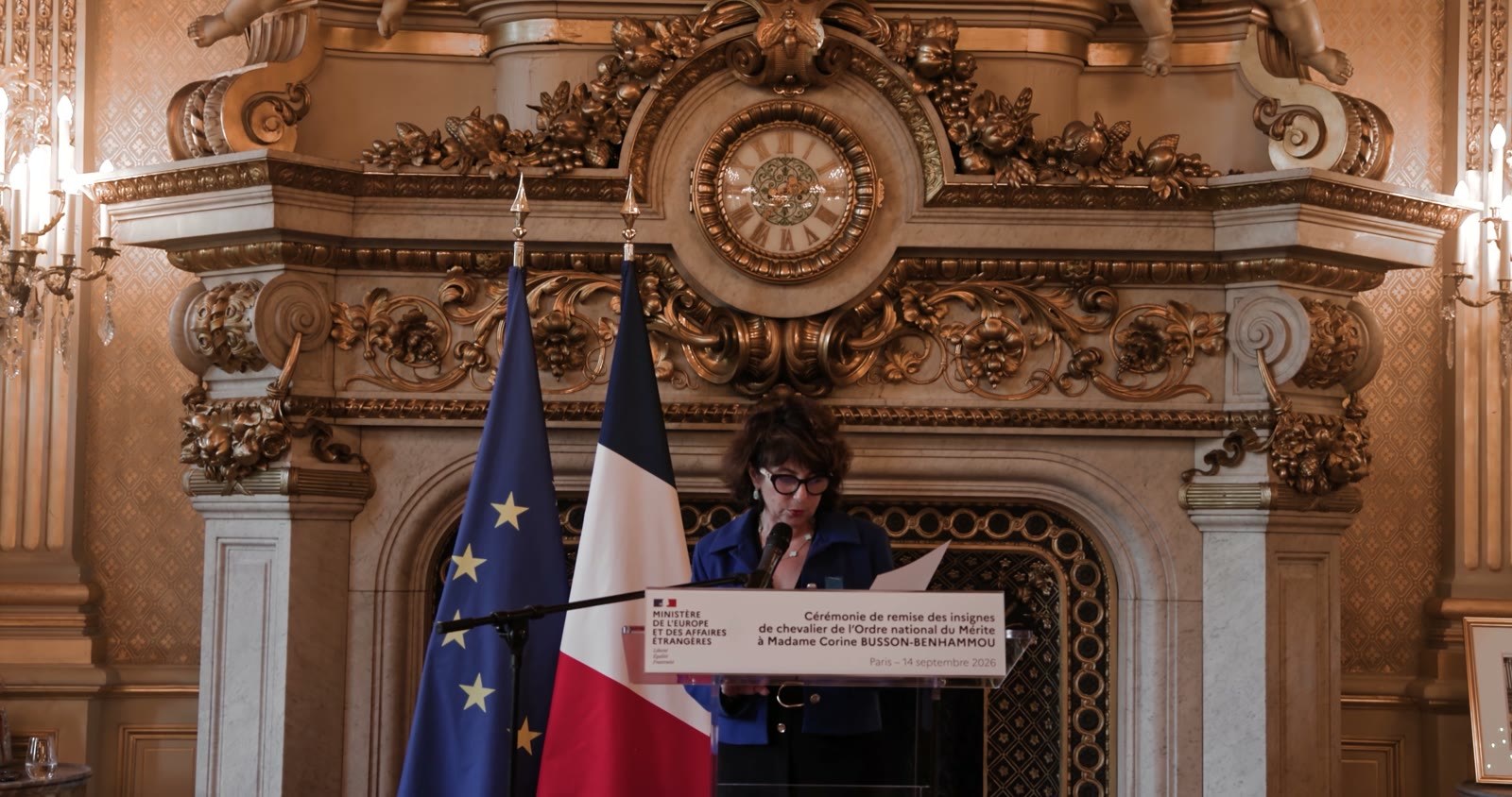 Corine Busson-Benhammou au pupitre, cérémonie de remise des insignes de chevalier de l'Ordre national du Mérite, Paris, 14 septembre 2026